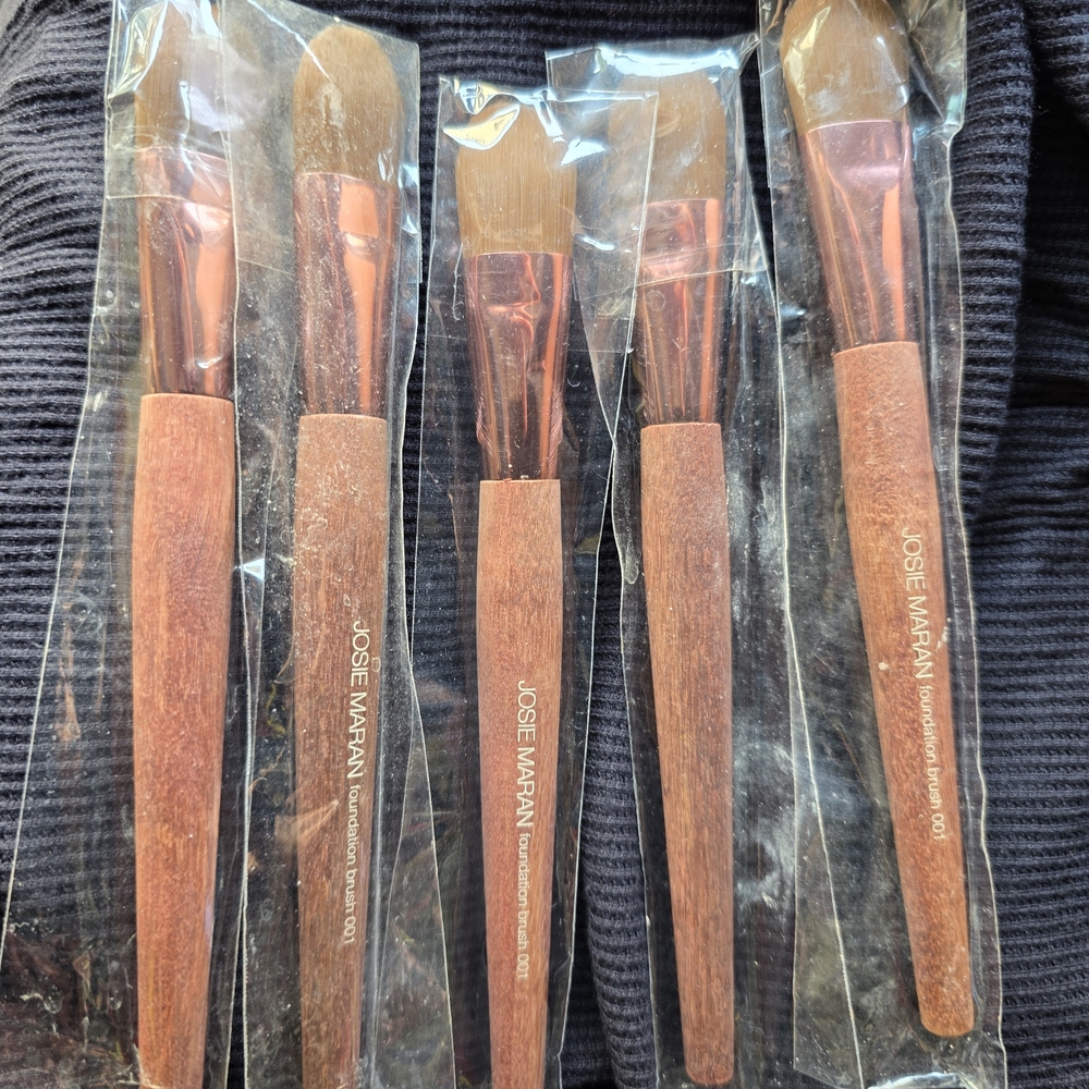 JOSIE MARAN Skincare Brushes with Brown Handles